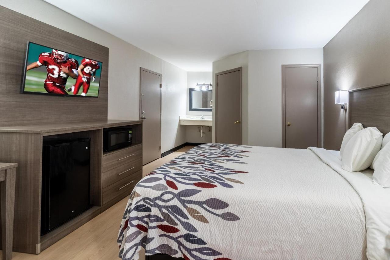 Red Roof Inn & Suites Jackson, Tn Bagian luar foto