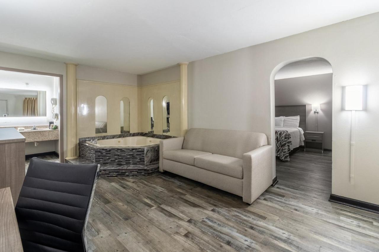 Red Roof Inn & Suites Jackson, Tn Bagian luar foto