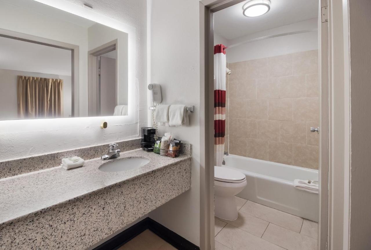 Red Roof Inn & Suites Jackson, Tn Bagian luar foto