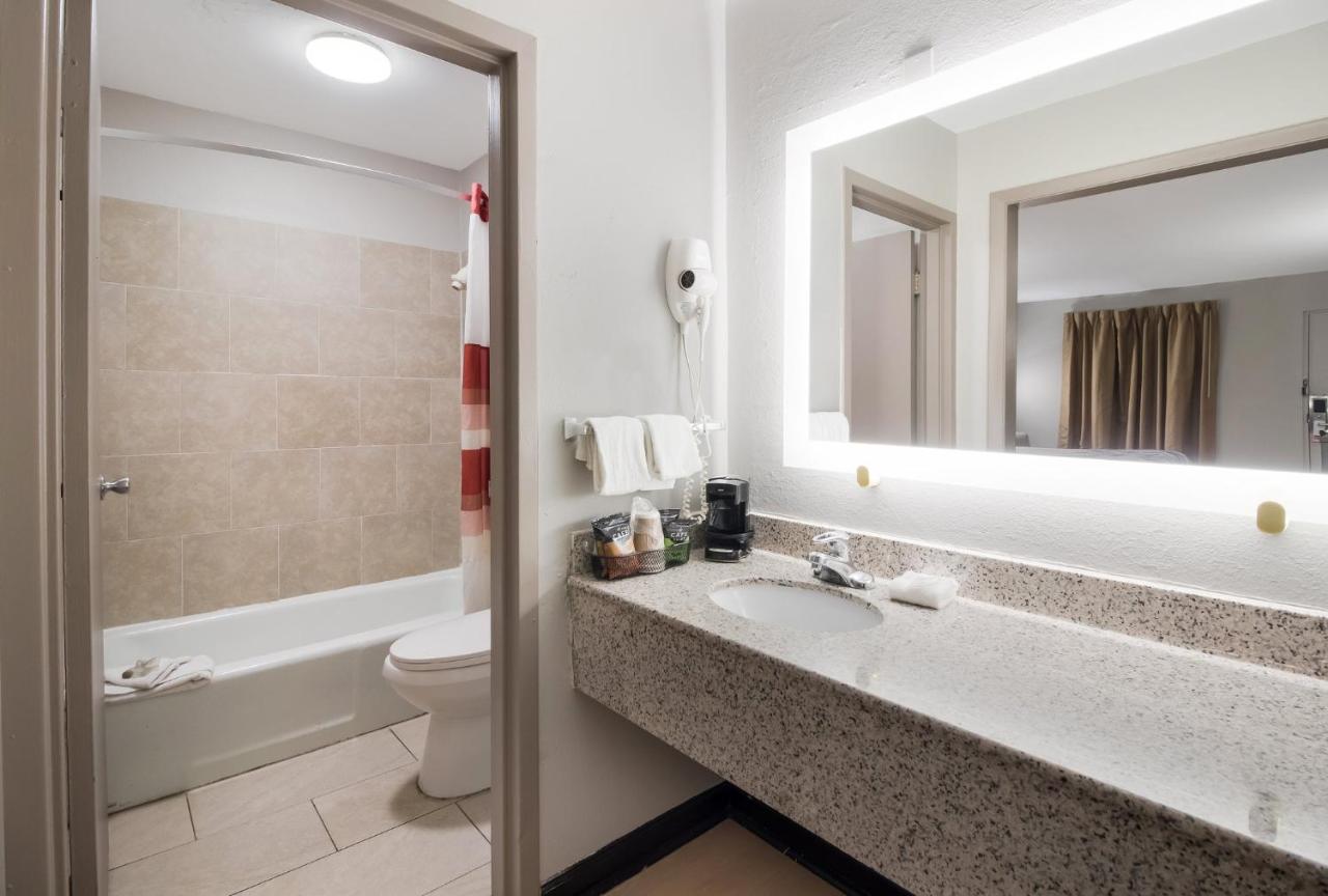 Red Roof Inn & Suites Jackson, Tn Bagian luar foto
