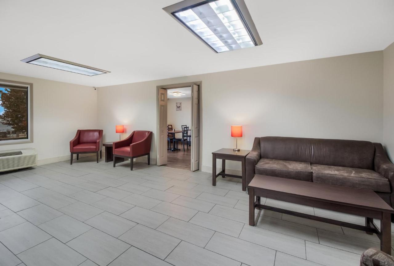 Red Roof Inn & Suites Jackson, Tn Bagian luar foto