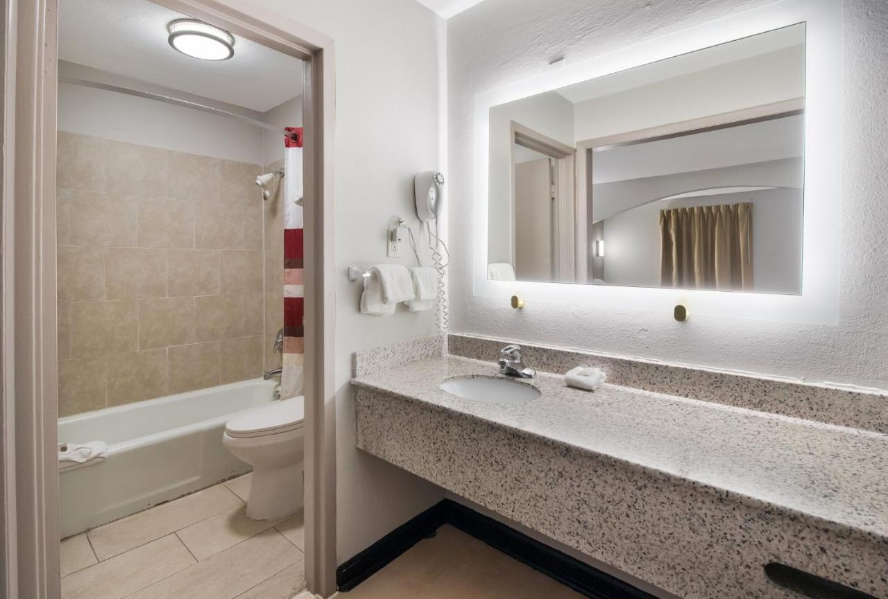 Red Roof Inn & Suites Jackson, Tn Bagian luar foto