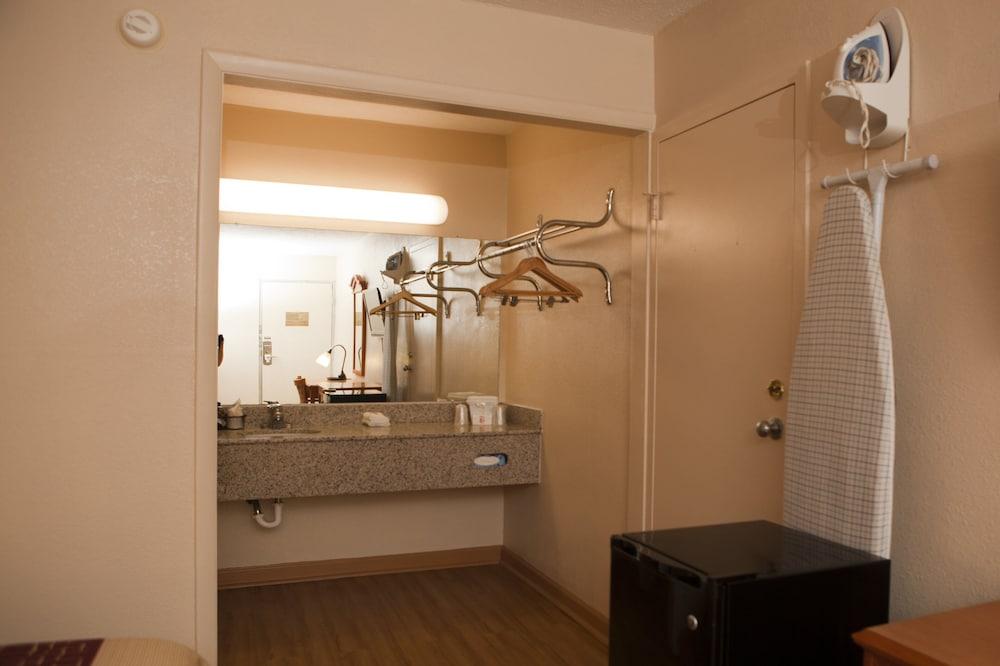 Red Roof Inn & Suites Jackson, Tn Bagian luar foto