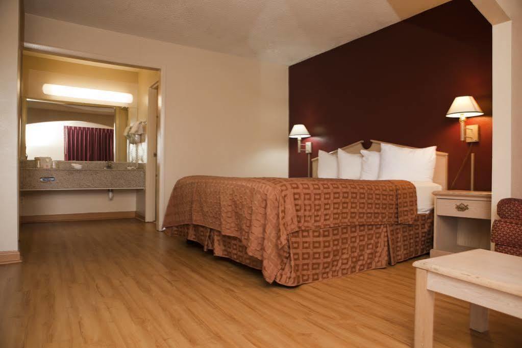 Red Roof Inn & Suites Jackson, Tn Bagian luar foto